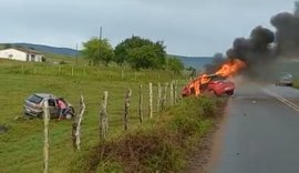 Carro pega fogo após colisão e duas pessoas ficam levemente feridas