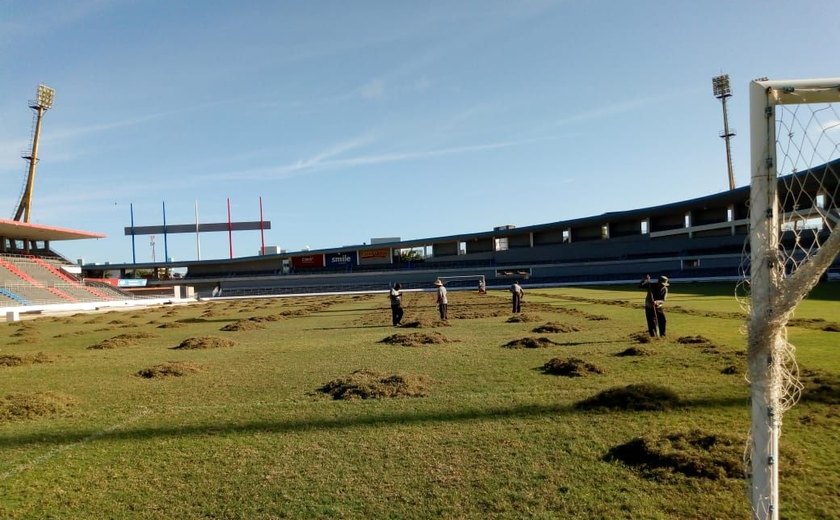 Gramado do Estádio Rei Pelé passa por tratamento visando a temporada 2020