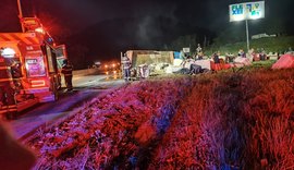 Carreta tomba e parte da carga é saqueada na entrada de Flexeiras