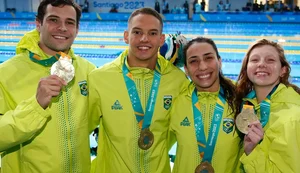 Brasil é ouro no revezamento 4x100m livre misto na natação