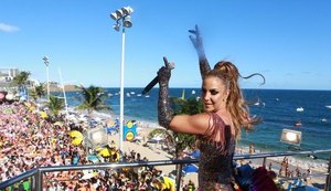 Ivete canta na Bahia às vésperas de seu desfile no Rio de Janeiro