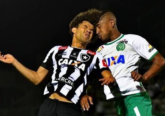 Chapecoense derrota Botafogo e quebra sequência invicta do clube carioca