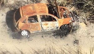 Polícia encontra carro carbonizado em Marechal Deodoro com corpo dentro