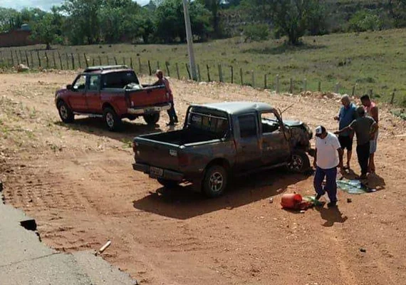 Casal fica ferido após carro capotar na AL-115, em Palmeira dos Índios