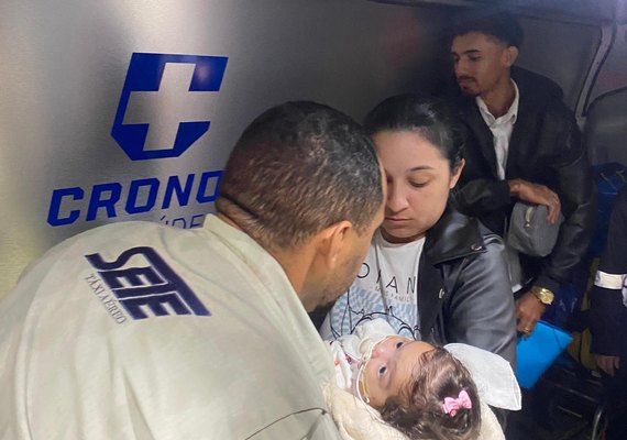 Bebê alagoana com tumor é transferida para fazer cirurgia em hospital de São Paulo