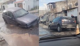 Vazamento de água faz asfalto ceder e carro fica parcialmente 'engolido'' na pista