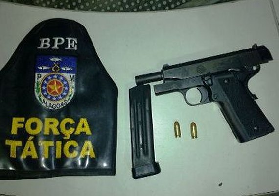 Equipes da PM apreendem pistola no bairro do Jacintinho