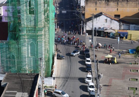 Protesto de taxistas deixa trânsito lento em ruas de Maceió