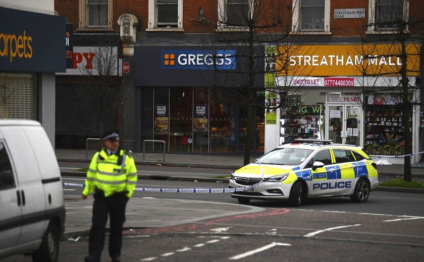 Ataque em Londres deixa pessoas esfaqueadas, diz polícia