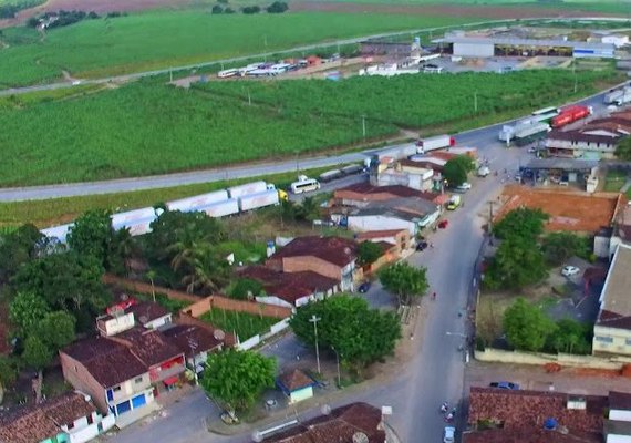 Motorista fica ferido após colidir carro em barranco e capotar na BR-101