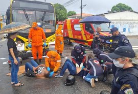 Acidente entre ônibus e motocicleta deixa dois feridos na Gruta de Lourdes