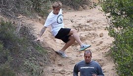 Justin Bieber leva tombo durante corrida em trilha de pedras