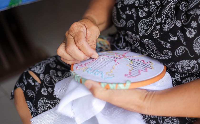 Mulheres ocupam cada vez mais espaço no artesanato alagoano