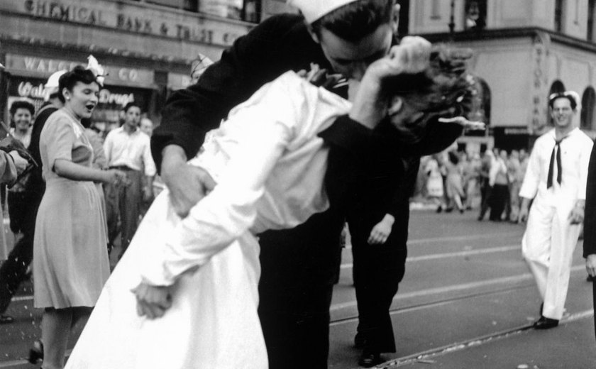 Morre aos 95 anos o marinheiro da icônica foto do beijo em Nova York