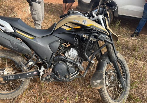 Motocicleta com registro de roubo é abandonada na Santa Amélia