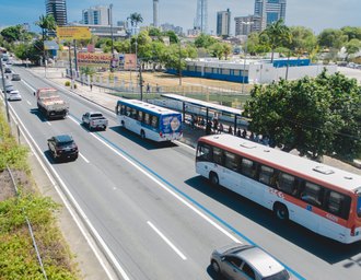Eleitores relatam espera de horas por ônibus para votar em Maceió