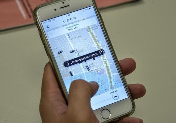 Uber deve restituir valor pago a mais por engano via Pix e indenizar passageira