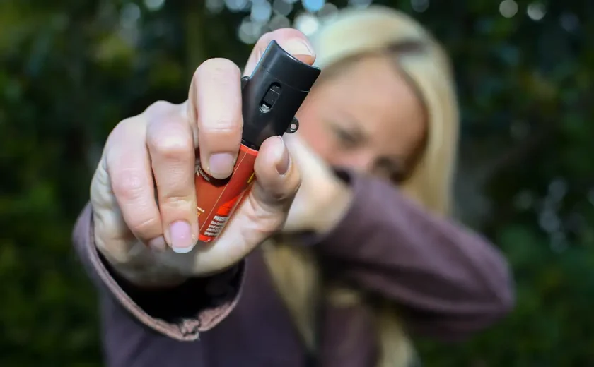 Mulheres podem comprar e usar spray de pimenta para defesa pessoal
