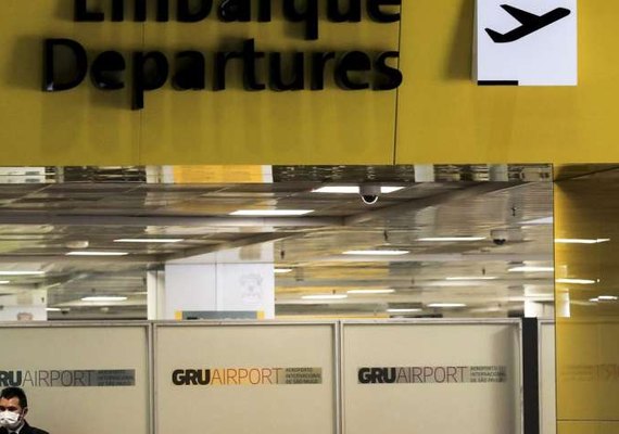 Centenas de voos são cancelados em meio a avanço de covid-19 e gripe