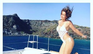 Flávia Alessandra sensualiza durante passeio de lancha na Grécia: 'Beyoncé'