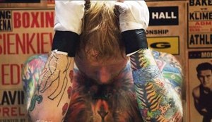 Ed Sheeran exibe suas mais de 60 tatuagens em novo videoclipe