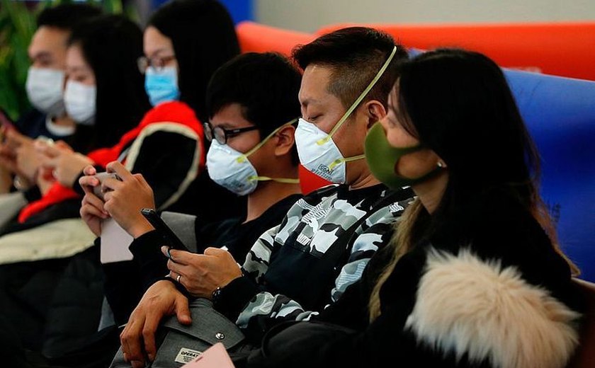 Mortes causadas por coronavírus aumentam e China encara mais restrições na fronteira
