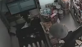 Homem furta dinheiro de mercadinho e é flagrado por câmera de segurança no Litoral Norte