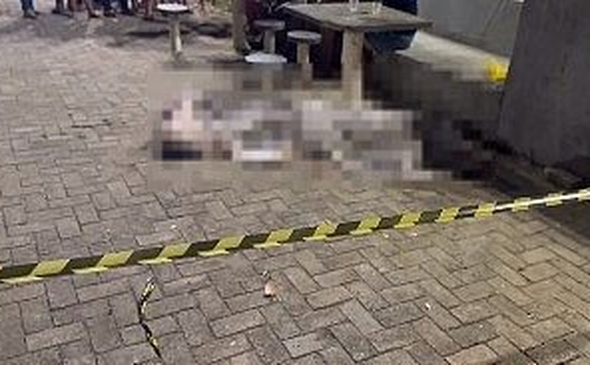 Suspeitos chegam de moto, pedem para pessoas se afastrem e matam homem em praça pública
