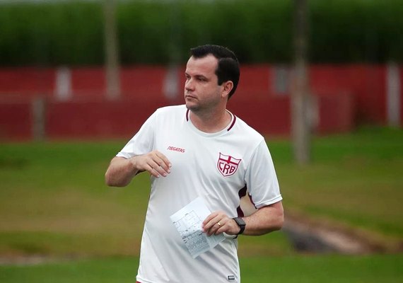 Daniel Paulista estuda mudar esquema tático no CRB para pegar o Tombense