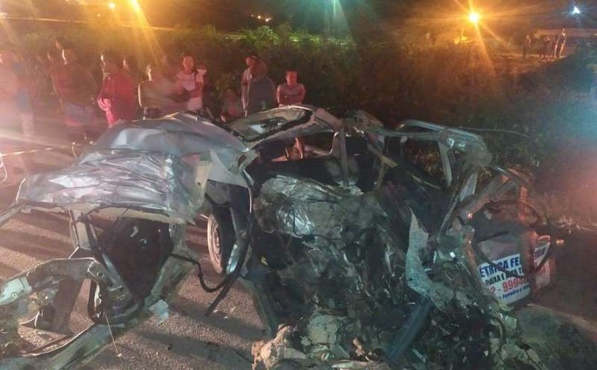 Colisão deixa carro destruído e motorista morre preso às ferragens na BR-316