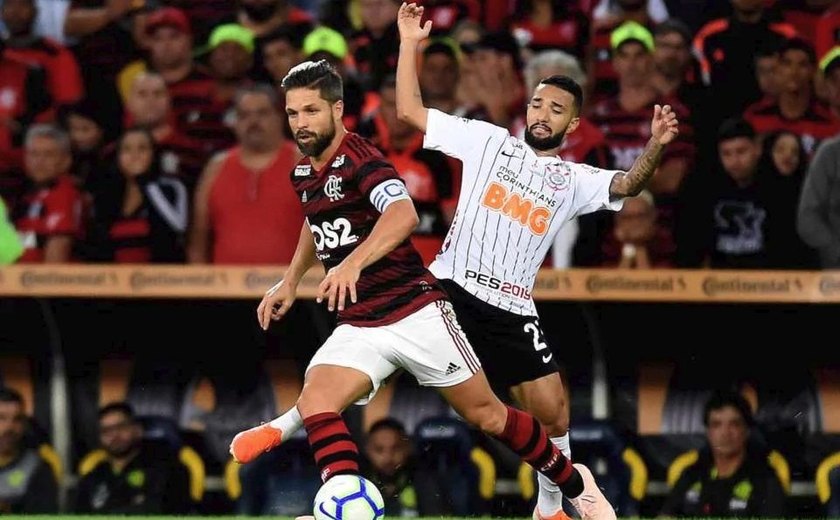 Corinthians bate na trave, leva gol no fim e cai para Flamengo
