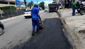 Operação Tapa-Buraco recupera trecho danificado na Avenida Comendador Gustavo Paiva