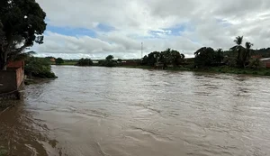 Em Atalaia, Rio Paraíba  apresenta queda no volume de água, mas município registra desabamento de uma residência