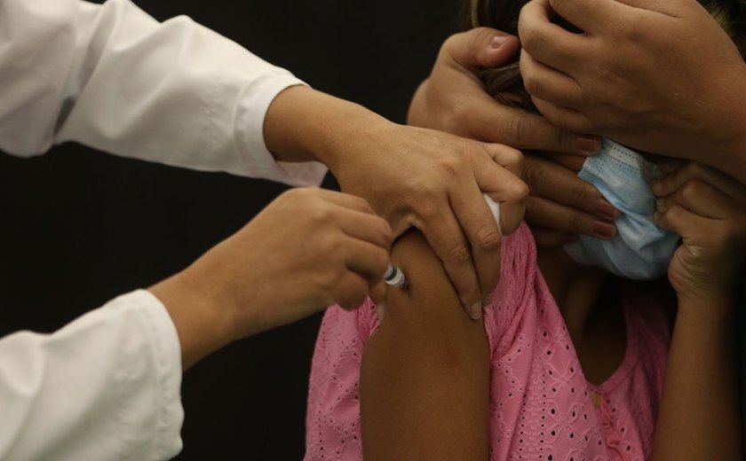 Estados Unidos recomendam dose de reforço de vacina em crianças