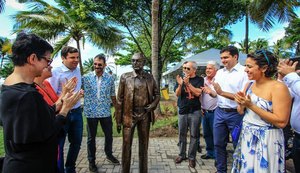 Orla ganha escultura de Paulo Gracindo, nome importante para cultura