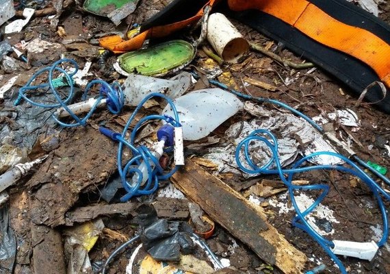 Entulho e lixo retirados do quintal de casa enchem oito caminhões em Votorantim