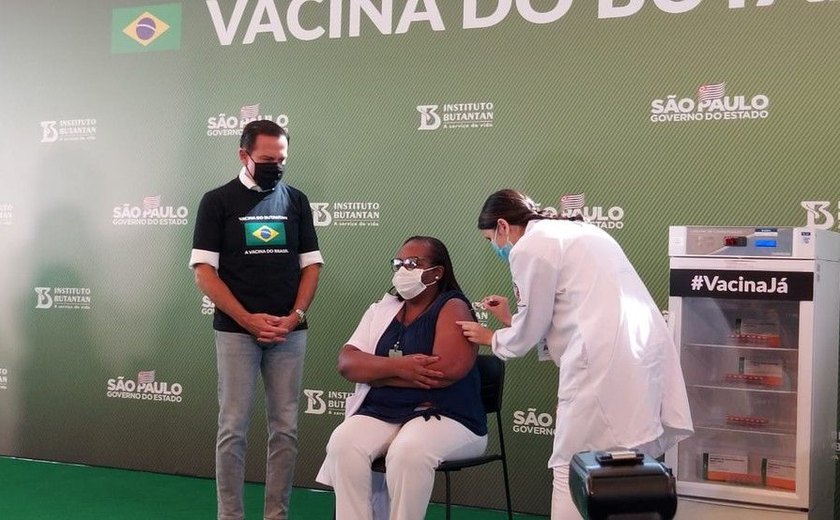 Governo de SP aplica 1ª dose da CoronaVac antes do início do plano nacional de vacinação