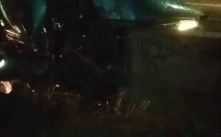 Carro colide em mureta de proteção inacabada e motorista fica preso às ferragens do veículo