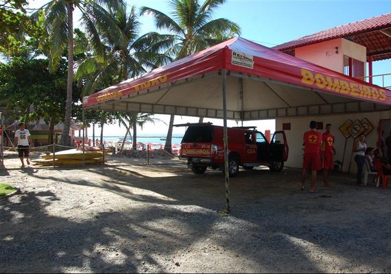 Casal é resgatado pelo Corpo de Bombeiros na Praia do Francês