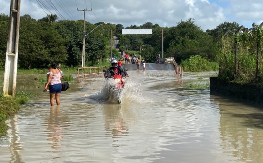 Enchentes obrigam moradores de Marechal Deodoro a deixar suas casas