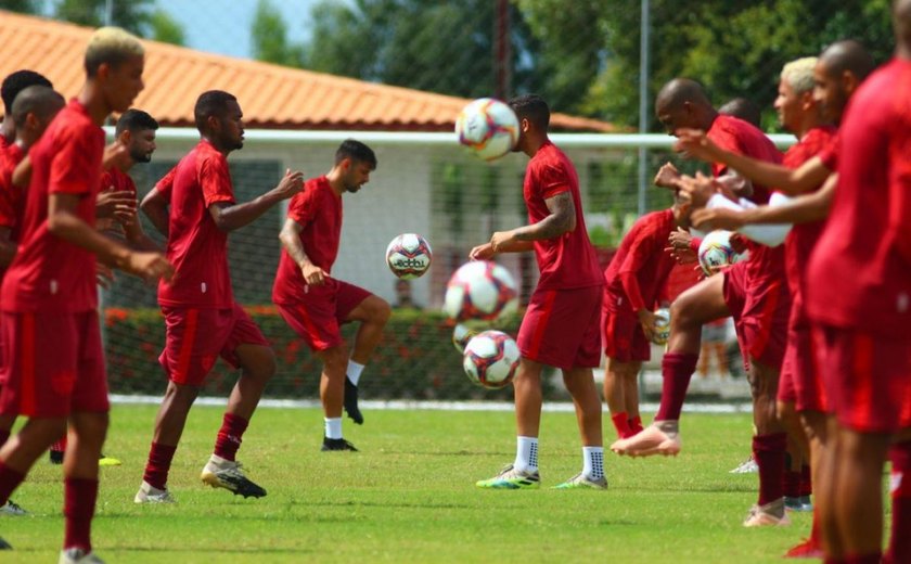 Elenco do CRB tem domingo de Carnaval de muito trabalho no Ninho do Galo