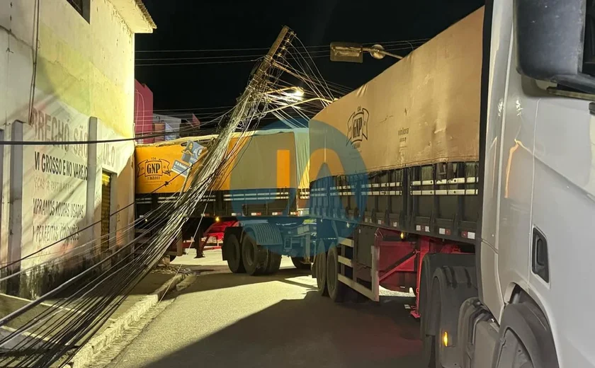 Carreta derruba poste e interdita ruas no Centro de Arapiraca