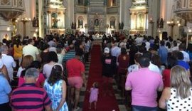 Fiéis lotam Catedral Metropolitana para celebrar o Dia da Padroeira