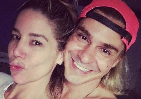 André Gonçalves posa juntinho com Danielle Winits e se declara: 'Te amo muito'