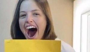 Atriz Agatha Moreira enlouquece ao receber o final de Jô em 'A Dona do Pedaço'