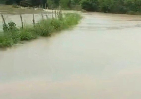 Forte correnteza cobre ponte e isola dois povoados em Arapiraca