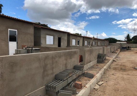 Estado assina 2º repasse para construção de casas populares em Carneiros
