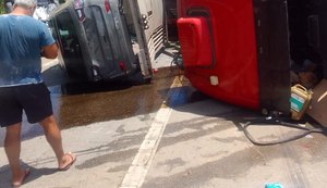 Caminhão cegonha carregado de carros da marca Jeep tomba e interdita rodovia em Alagoas