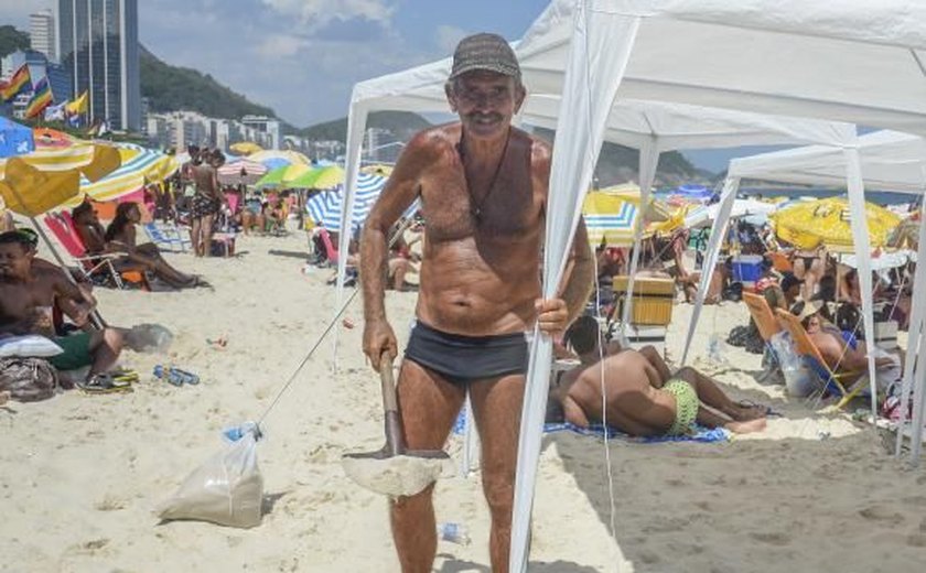 Turistas montam acampamento em Copacabana à espera do Ano-Novo