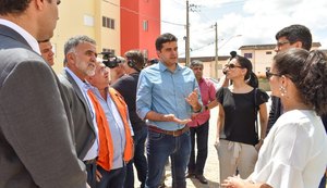 Prefeito de Maceió visita residencial em Rio Novo para moradores do Mutange